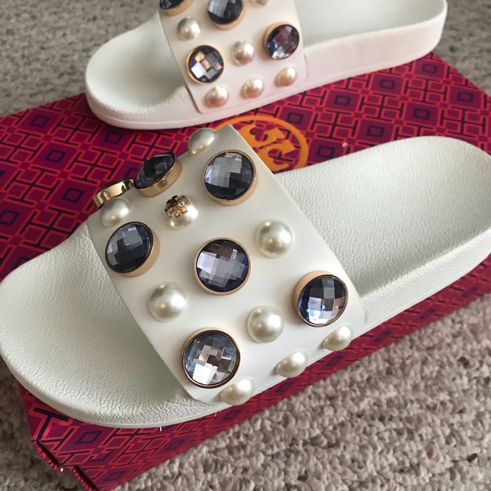 Never worn- comes with shoe bag but not box